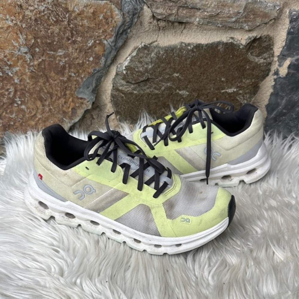 On cloud Cloudrunner White Seedling – Women’s size 9.5